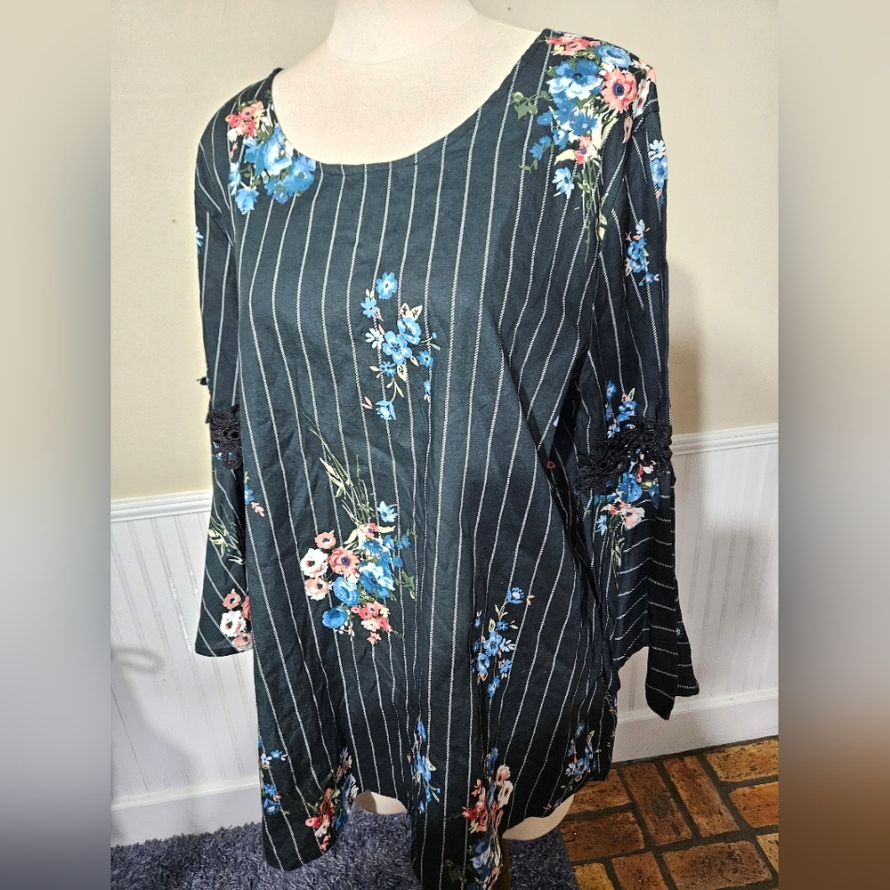 Passport Floral Bell Sleeve Dress 2X - Picture 2 of 4